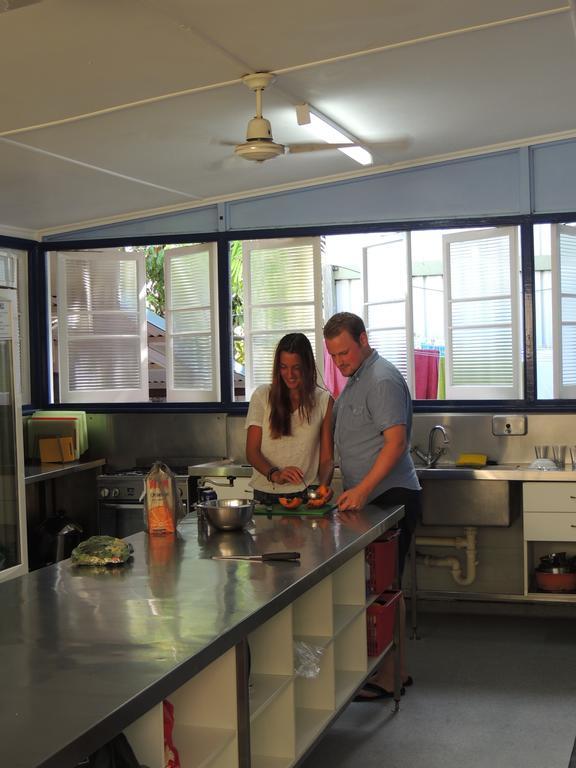 Reef Lodge Backpackers Townsville Exterior photo